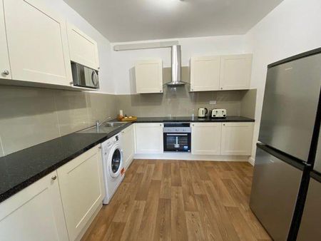 1 bedroom in a house share to rent - Photo 2