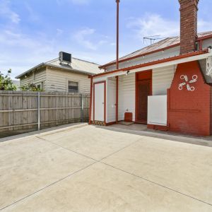 Charming Two-Bedroom Home In Great Location! - Photo 3