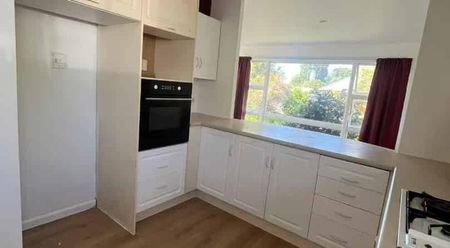 6-Bedroom Home with Swimming Pool for Rent - Photo 2