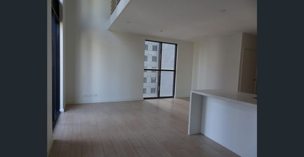 IT'S FRANKLIN LOFTS FRANKLIN STREET BEAUTIFUL TWO BEDROOM APARTMENT SO CLOSE TO RMIT,SUPERMARKETS,VICTORIA MARKET SHOPS,CAFES,TRAMS & TRAINS MOVE IN. - Photo 1