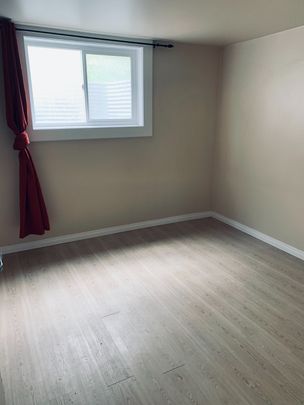 2 bdrms up 2 bdrms down well maintained Main Floor home in Winston heights! - Photo 1