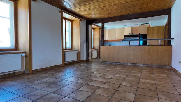 SPACIEUX ET LUMINEUX AU CENTRE DU VILLAGE - Photo 1