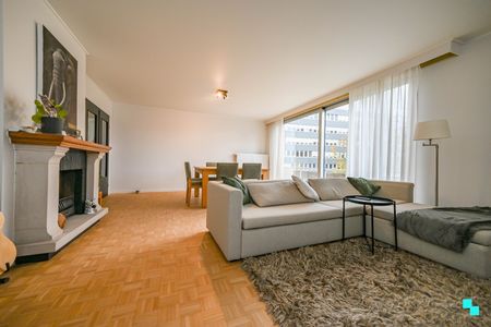 Ruim appartement met ondergrondse autostaanplaats - Photo 2