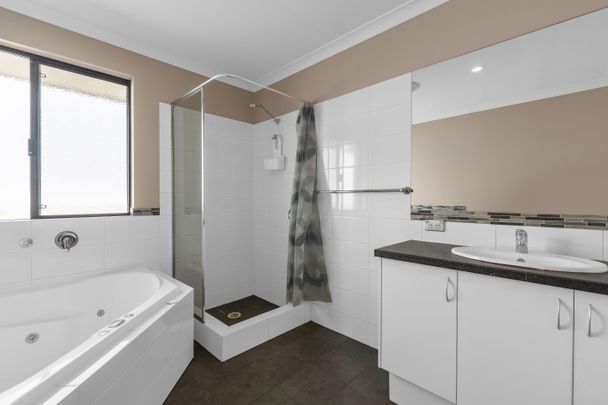Four Bedroom Family Home in Baldivis with a Pool! - Photo 1