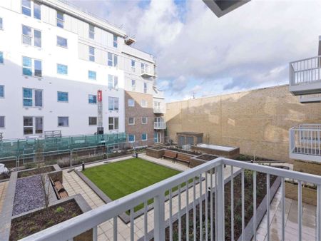 A one bedroom apartment conveniently positioned close to Guildford train station. - Photo 3