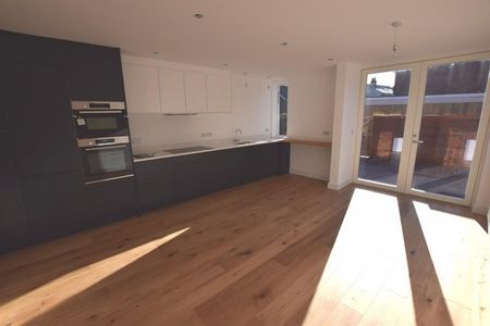 3 Bedroom Mews To Let - Photo 5