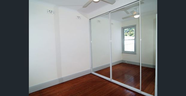 Charming Cottage offers great outdoor space - Photo 1