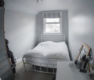 Room in a Shared Flat, East Hill, SW18 - Photo 1