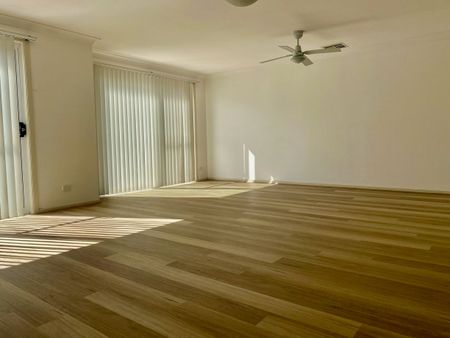 Large 4 bedroom Executive Living - Photo 3