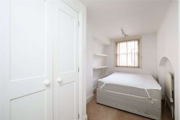 A spacious two bedroom flat, set in this purpose built block close to East Putney station. - Photo 1