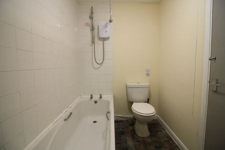 1 bedroom in a flat share to rent - Photo 2