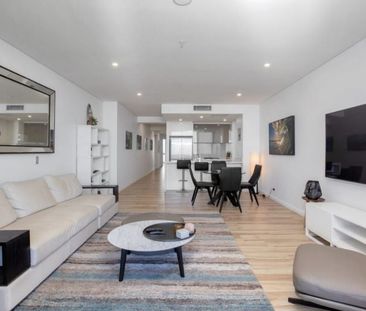 High Floor in Sundale Meriton - Luxury furnished - Photo 2