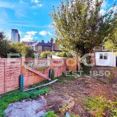 Orchard Road, Brentford, TW8 - Photo 1