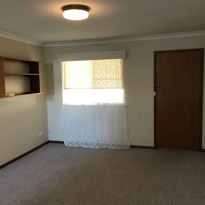 Well presented one bedroom unit walking distance to Southgate Shopping Centre - Photo 1