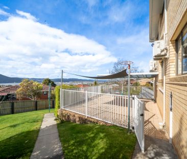 Spacious & Versatile Family Home with Stunning Views - Photo 5