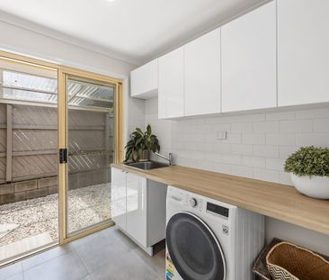 Fully Furnished Coastal Retreat – 4-Bedroom Family Home - Photo 2