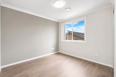 MODERN AND SPACIOUS Four Bedroom Family Townhouse IN PONDS HIGH SCHOOL & RIVERBANK PUBLIC SCHOOL CATCHMENT! - Photo 2