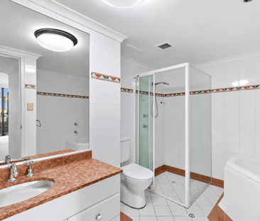 Spacious 2-Bedroom Apartment with Parking in the Heart of Sydney CBD - Photo 3