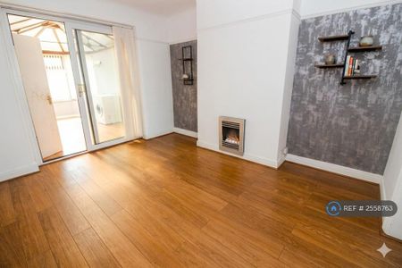 4 bedroom semi-detached house to rent - Photo 5