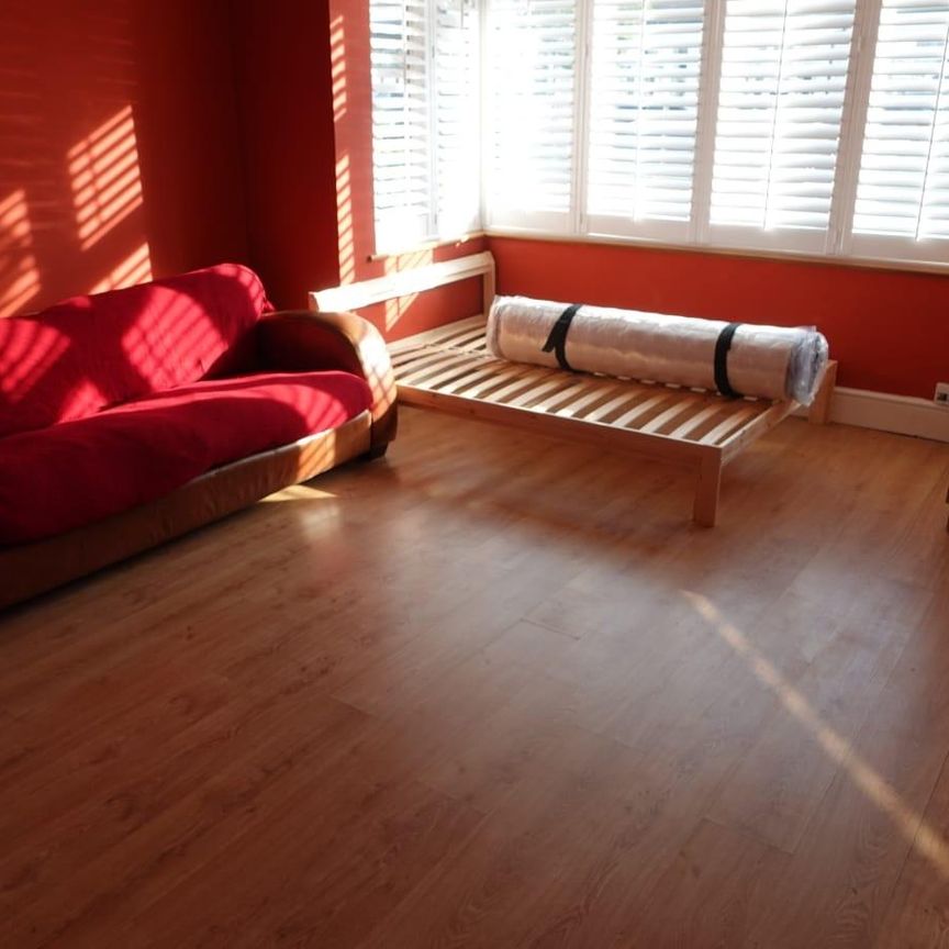 Room in a Shared House, Blenheim Avenue, IG2 - Photo 1