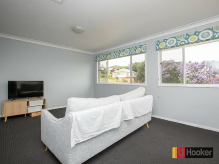 Spacious Family Home with Stunning City Views – Prime Location Near CBD - Photo 5