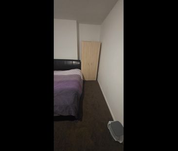 4 Bed Flat, Colindale, SW9 - Photo 1