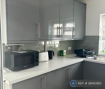 4 bedroom semi-detached house to rent - Photo 3