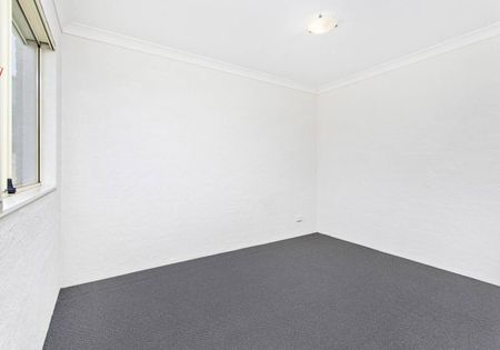 Larger than it looks - 3 bedroom double storey home! - Photo 5