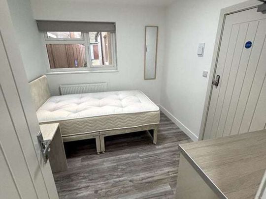 Modern Rooms with Private En-Suites – Just 5 Minutes from Watford General Hospital! - Photo 1