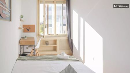 Room in a shared 18-bedroom apartment for rent in Argüelles, perfect for professionals and students - Photo 2