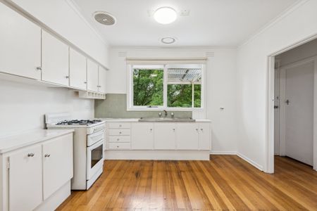 Freshly Painted Family Home in a Prime Doncaster East Location - Photo 2