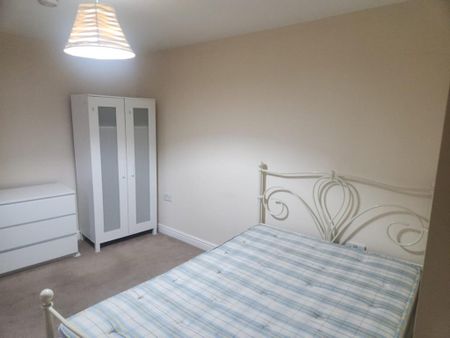 1 bedroom in a house share to rent - Photo 2