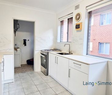 MODERN 2 BEDROOM UNIT IN CENTRAL LOCATION - Photo 2
