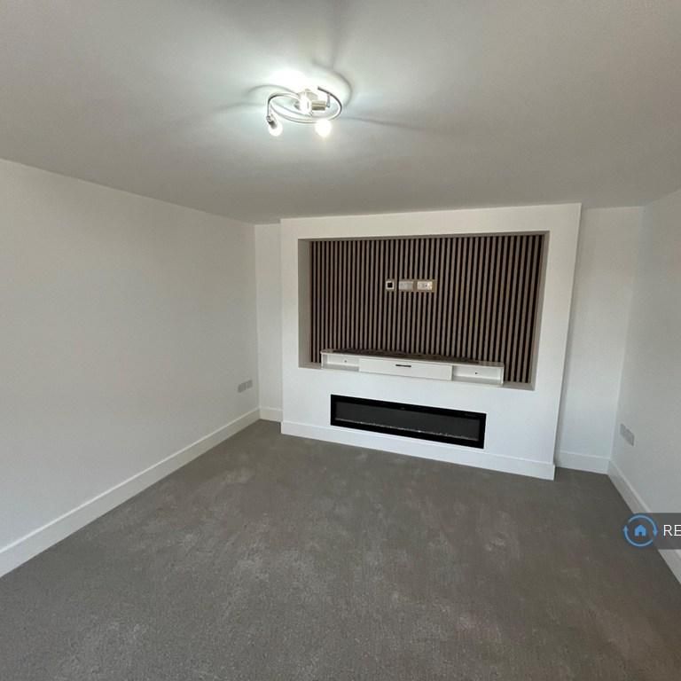 4 bedroom detached house to rent - Photo 1
