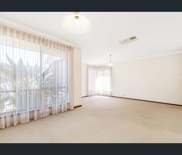 Beautiful Big 4x2 Family Home with Pool – Perfect Location in Carine! - Photo 4