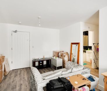 1 Bed Flat - Photo 2