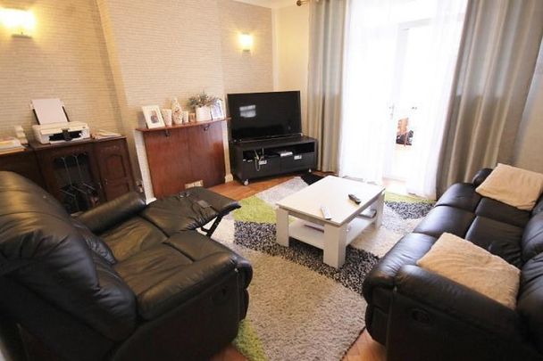 Commercial Road, Staines-Upon-Thames, Middlesex,TW18 - Photo 1