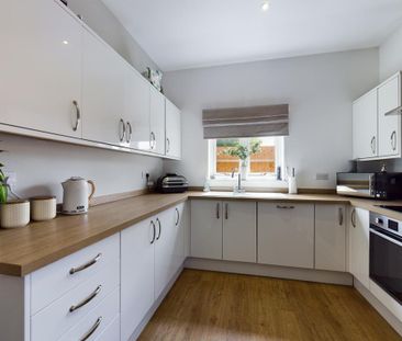 3 bedroom semi-detached bungalow to rent - Photo 5