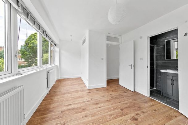 A new refurbished town house in a great location for local shops, buses to Richmond and Kingston and close to the riverside and open spaces of Ham Riverside Lands. Available mid November 2025. - Photo 1