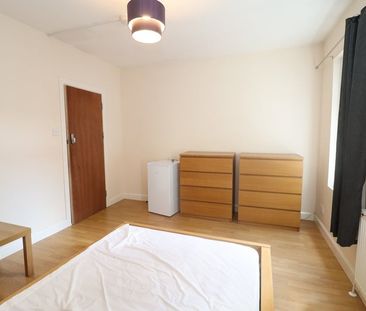 Room in a Shared House, Benson Avenue, E6 - Photo 1