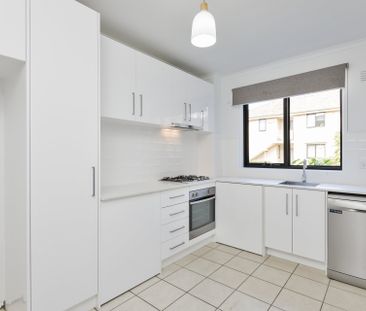 2/64 Holmes Road, Moonee Ponds - Photo 4