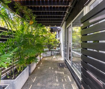 Fully Renovated & Highly Spacious Coastal Retreat - Photo 6