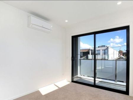 STUNNING 2 BEDROOM TOWNHOUSE IN PRIME LOCATION! - Photo 5