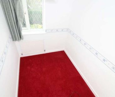 Hollybank Drive - Bed, S12 - Photo 3