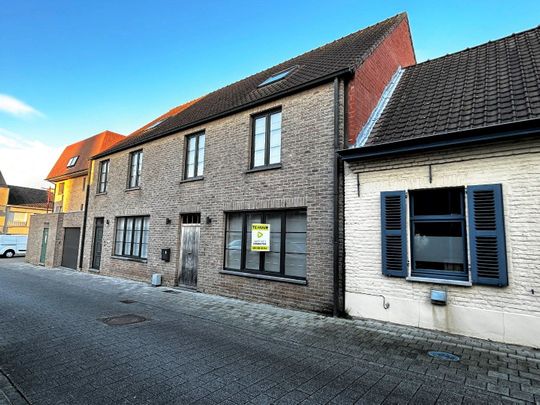 GERENOVEERDE GEZINSWONING MET 3 SLAAPKAMERS EN GARAGE IN HARTJE RUISELEDE - Foto 1