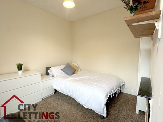 5 Bedroom Semi-Detached House - Photo 1