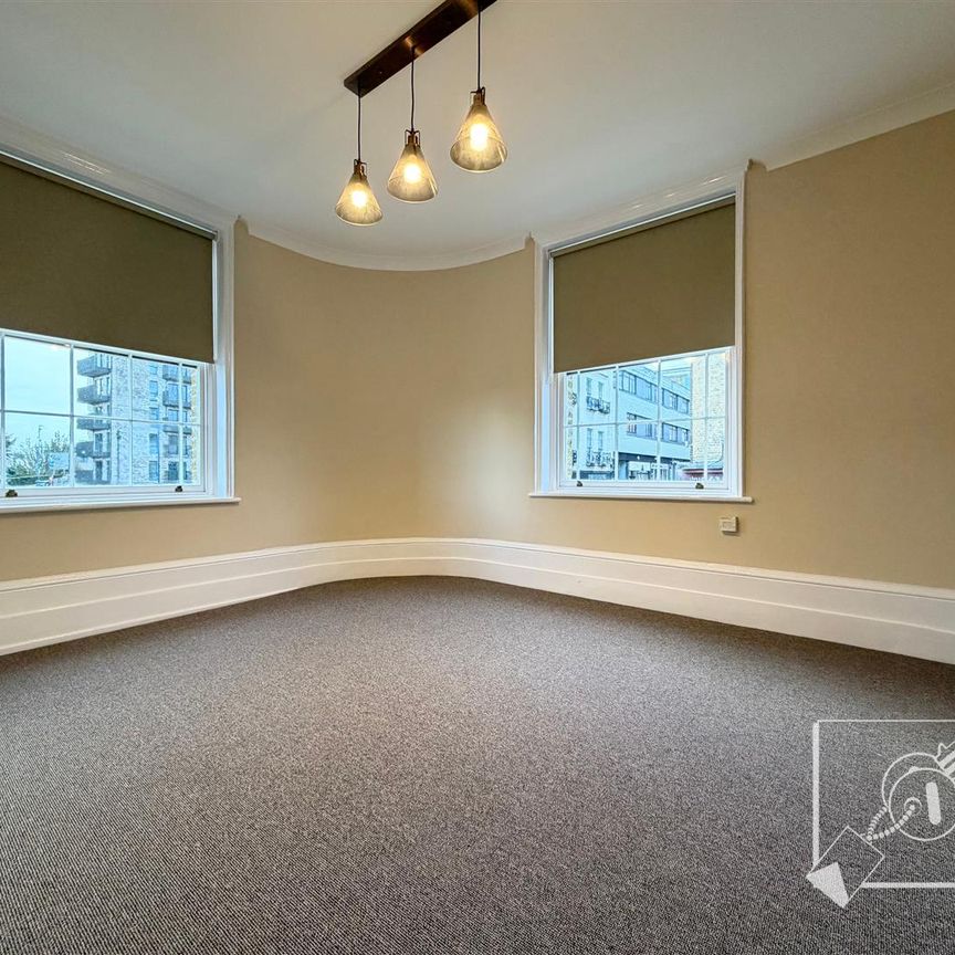 Town Pier, Gravesend - Photo 1