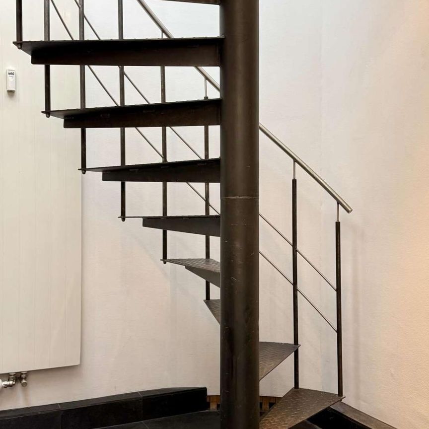 Wunderschöne 4 Zi.-Altbauwhg. inkl. EBK, Wannenbad & Dachterrasse. - Photo 1