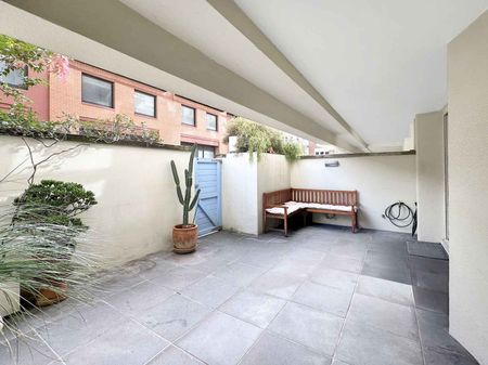 Stylish Courtyard Apartment in Iconic Gazebo - Photo 4