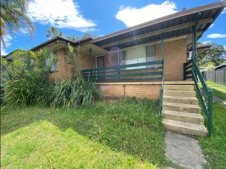 Lovely Home with Perfect Yard for the Kids&excl; - Photo 3